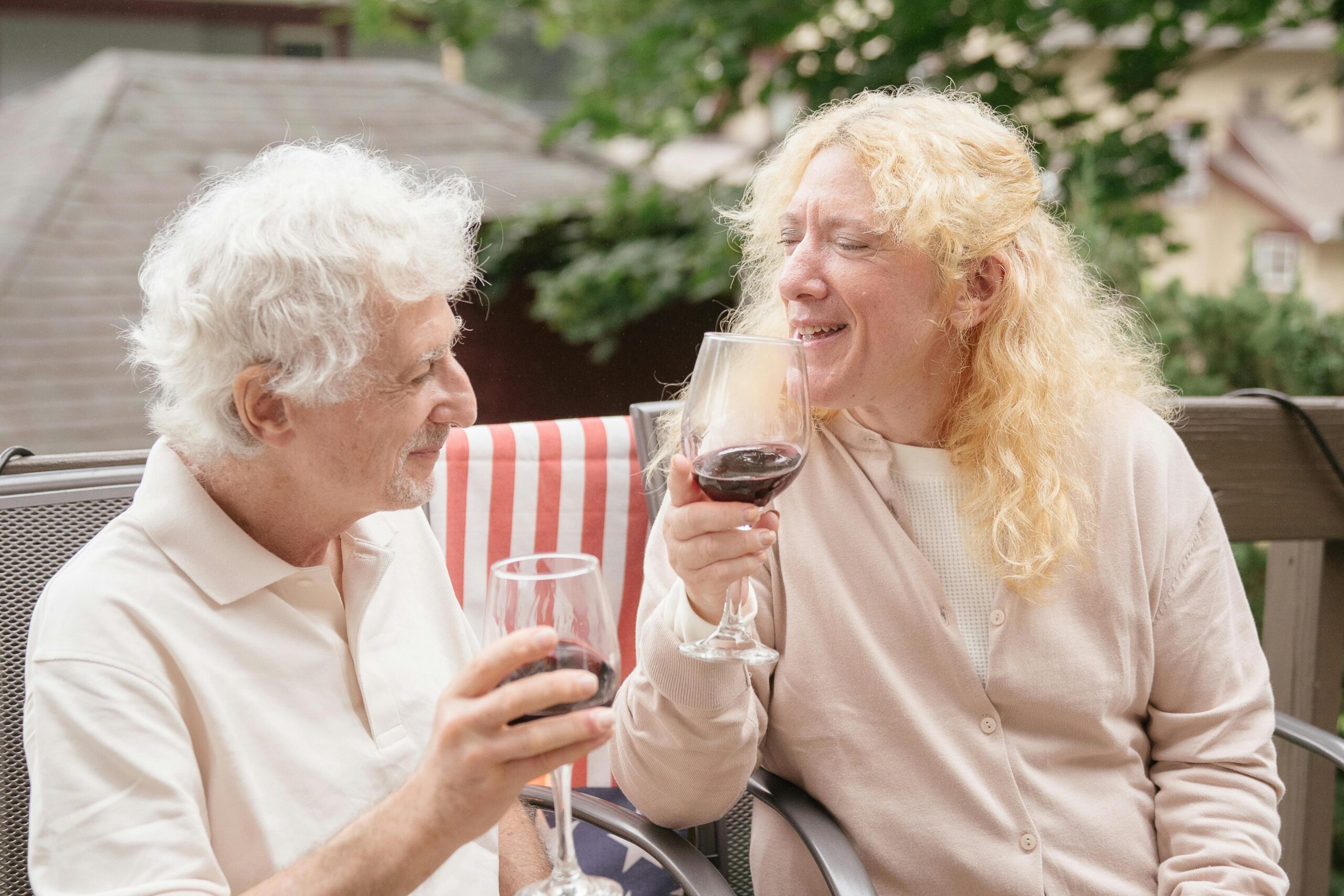 Die besten Yoga-Übungen für Senioren zu zweit